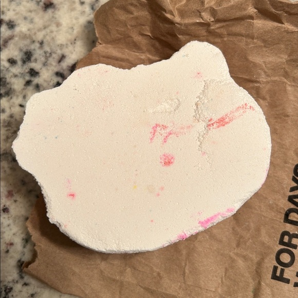 LUSH x HELLO KITTY bathbomb - Picture 3 of 3